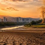 Paisaje que representa el Fenómeno del Niño en Colombia con sequía, altas temperaturas
